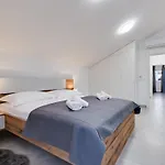 Tica By Interhome זאטון